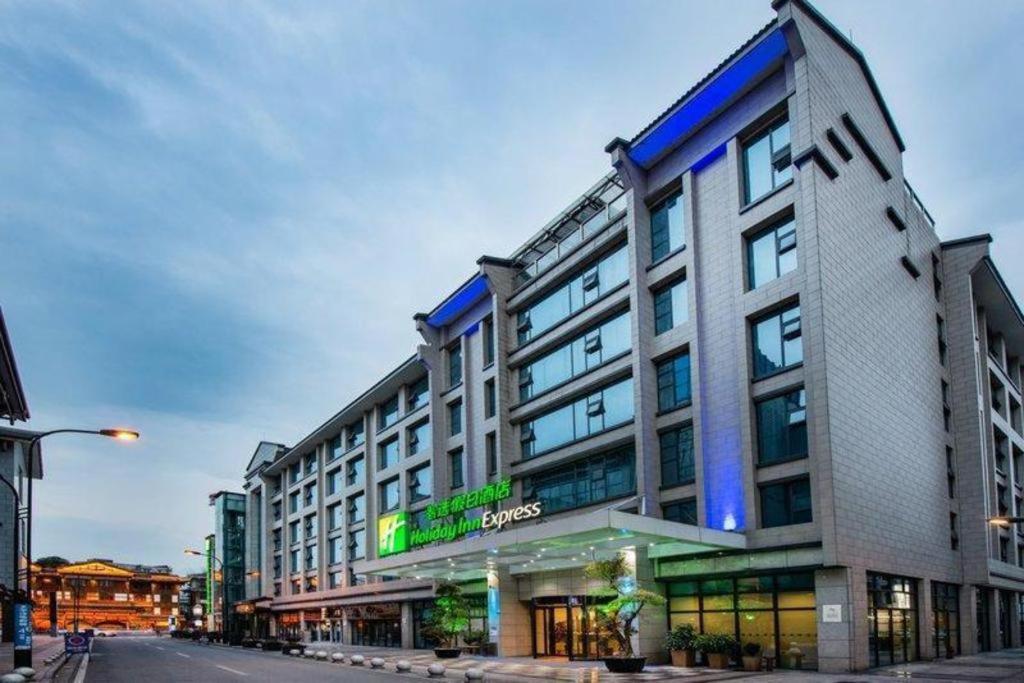 Holiday Inn Express Dujiangyan Ancient City Eksteriør billede